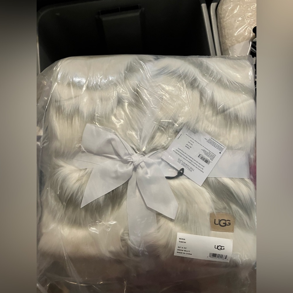 NEW UGG ROSIA GRAY AND WHITE WAVE FAUX FUR THROW BLANKET